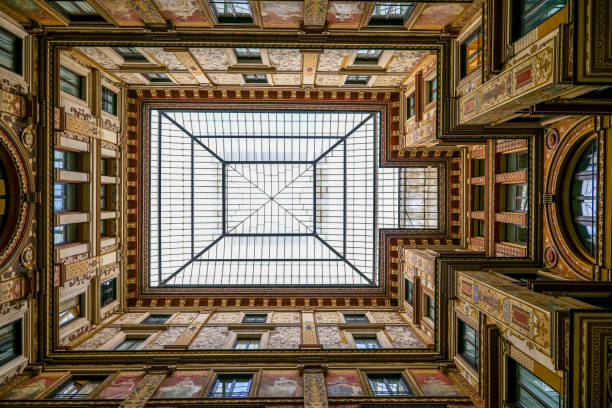 fresków fasada palazzo sciarra dziedziniec w pobliżu fontanny di trevi w rzymie - balcony rome window ornate zdjęcia i obrazy z banku zdjęć