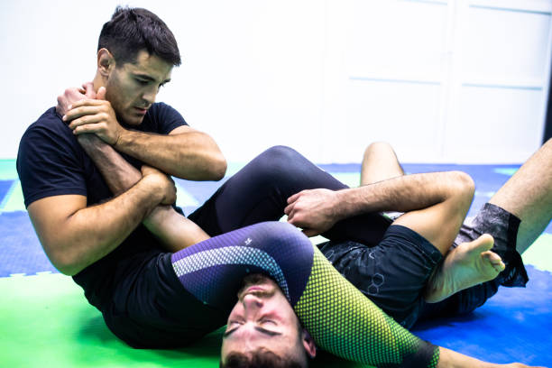 bjj 연습에서 전투기 - mixed martial arts combative sport jiu jitsu wrestling 뉴스 사진 이미지