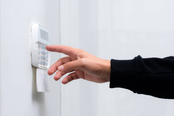 아파트, 가정 또는 사업장의 경보 시스템 암호입력. 고무와 도둑에 대한 감시 및 보호 콘솔 - security system security burglar alarm home interior 뉴스 사진 이미지