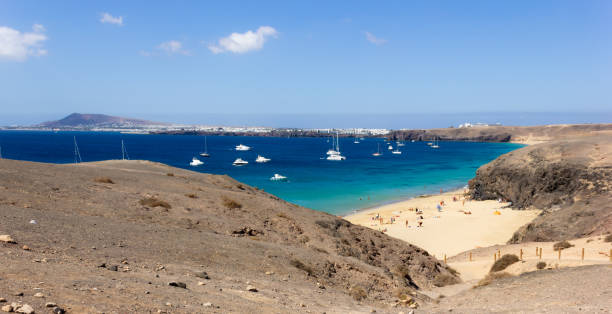 istock Papagayo beach flanked by desert volcanic hills 1289056312