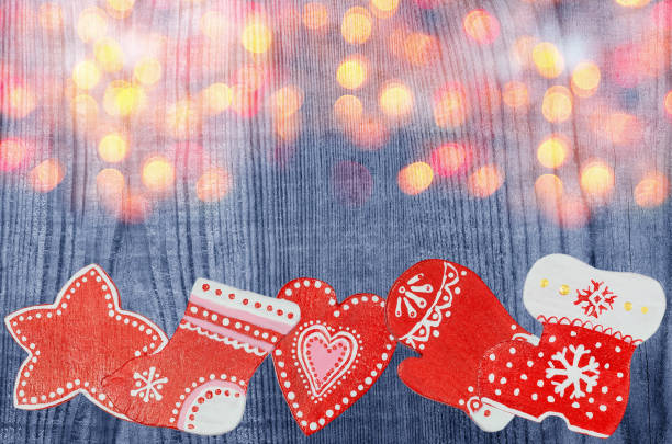 decoraciones navideñas sobre fondo de madera con superposición bokeh - heart shape christmas defocused multi colored fotografías e imágenes de stock