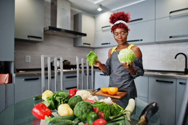 african american kobieta filmowanie jej blog transmisji o zdrowej żywności w kuchni domowej. - domestic kitchen people fun lifestyles zdjęcia i obrazy z banku zdjęć
