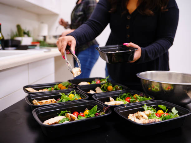 mujer preparando comidas saludables - preparar comida fotografías e imágenes de stock