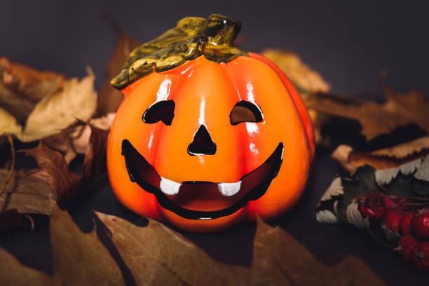 chandelier en céramique en forme de citrouille d’halloween sur un fond foncé avec des lames d’automne. - citrouille en céramique photos et images de collection