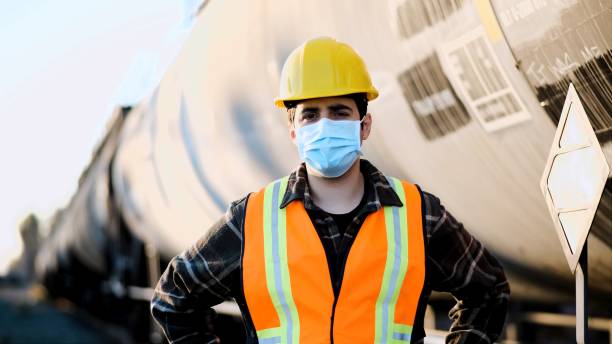 trabalhador industrial posando em frente a um contêiner de trem de petróleo liquefeito - chemical worker - fotografias e filmes do acervo