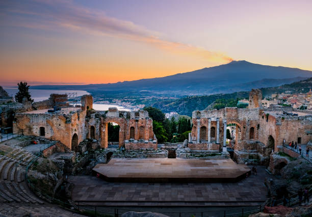 ruinen des antiken griechischen theaters in taormina vor dem hintergrund des ätna vulkans, italien. taormina in der metropolregion messina, an der ostküste der insel sizilien - ätna stock-fotos und bilder