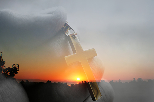 Hermosa cruz de Jesucristo con hermoso amanecer de alta calidad photo