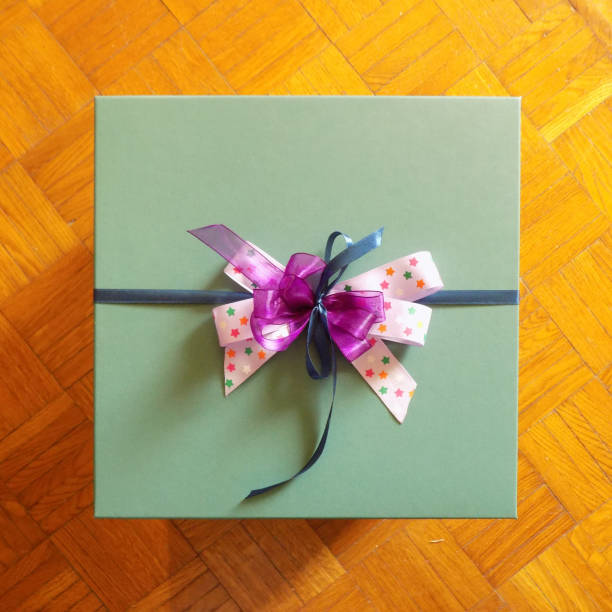 duże pudełko z kolorową kokardką - gift purple turquoise box zdjęcia i obrazy z banku zdjęć