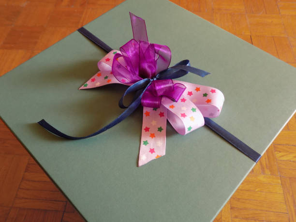 détail de grande boîte de cadeau avec un arc coloré - gift purple turquoise box photos et images de collection