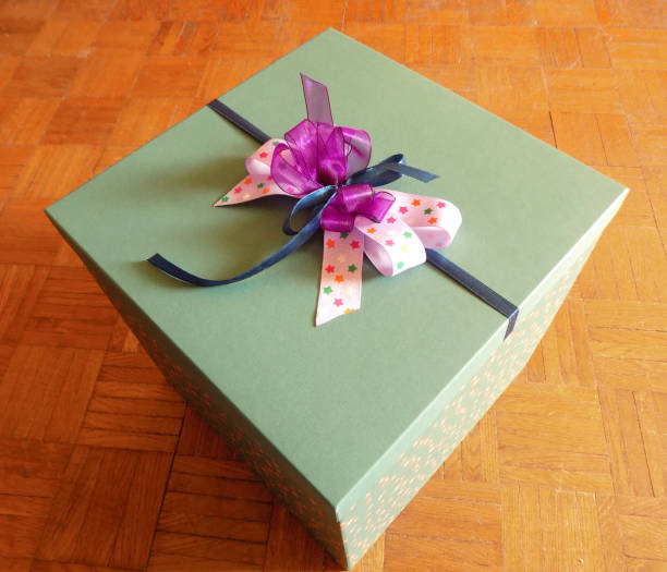 grande boîte de cadeau avec un arc coloré - gift purple turquoise box photos et images de collection