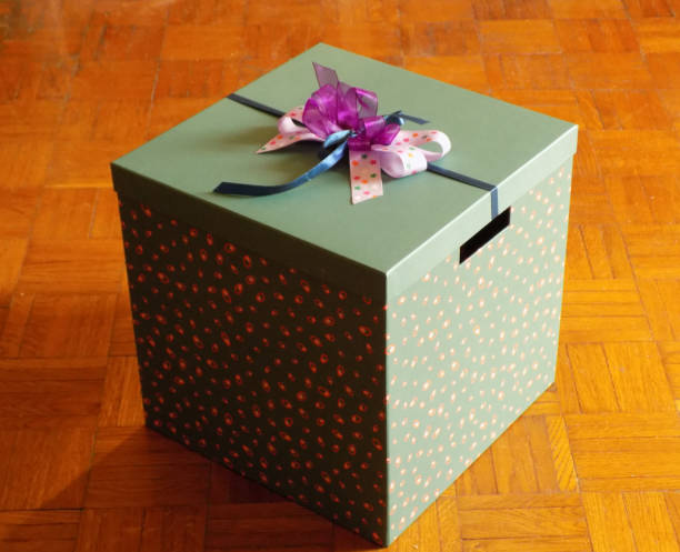 duże pudełko z kolorową kokardką - gift purple turquoise box zdjęcia i obrazy z banku zdjęć