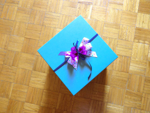 grande boîte de cadeau avec un arc coloré - gift purple turquoise box photos et images de collection