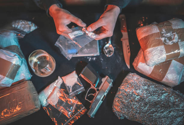 narco dilar sortowania pigułki narkotyków do sprzedaży. - narcotic meth drug abuse laboratory zdjęcia i obrazy z banku zdjęć