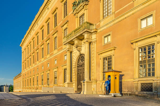 guard soldier at post booth near central entrance of royal palace kungliga slottet - kungliga imagens e fotografias de stock