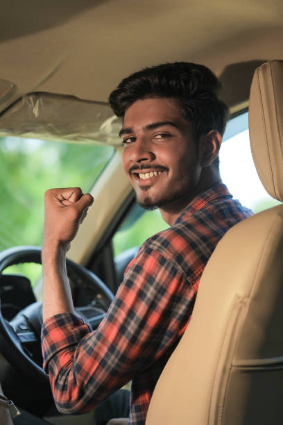 retrato del joven hombre de negocios indio, conduciendo un coche - indian culture manager men asian ethnicity fotografías e imágenes de stock