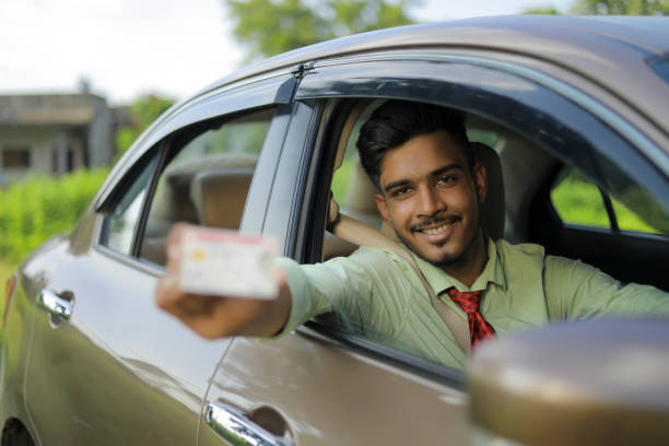 젊은 인도 사업가 또는 직원에 앉아 차��에 앉아 카드 표시 - india car indian culture indian ethnicity 뉴스 사진 이미지