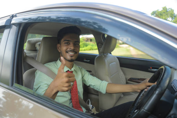 젊은 인도 남자 운전 a 새로운 자동차 - india car indian culture indian ethnicity 뉴스 사진 이미지