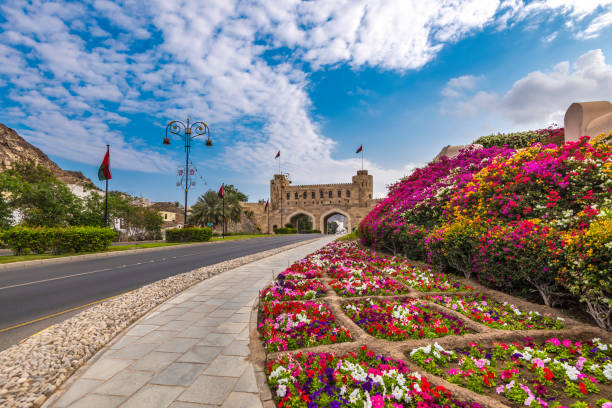 ムトラ・マスカット・ロード、マスカット、オマーンのスルタンへの道の美しい建築。 - oman greater masqat fort tourism ストックフォトと画像