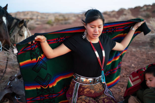 navajo kobieta zakrywa się tradycyjnym kocem - navajo american culture indigenous culture women zdjęcia i obrazy z banku zdjęć