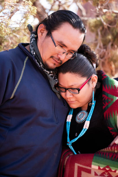 navajo vater umarmt und tröstet ihre tochter in tribal park - arizona - navajo american culture indigenous culture women stock-fotos und bilder