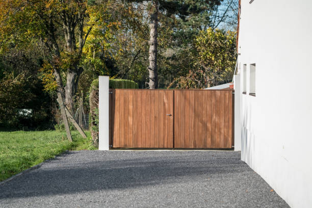 istock Garage gate next to a white house 1289133318