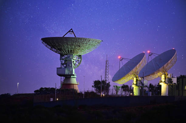 внебиржевой наса спутниковая земная станция карнарвон западная австралия - moody sky audio стоковые фото и изображения
