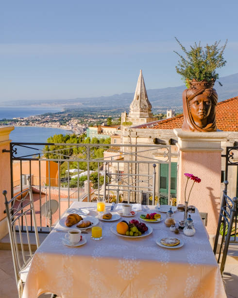 mesa de café da manhã taormina sicília itália com vista para o telhado sobre taormina - sicily taormina mt etna italy - fotografias e filmes do acervo