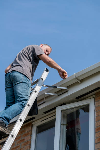 istock Senior man cleaning gutters 1289143815