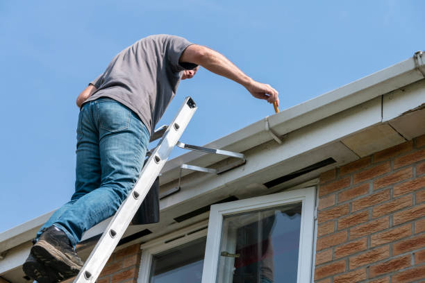 istock Senior man cleaning gutters 1289143824