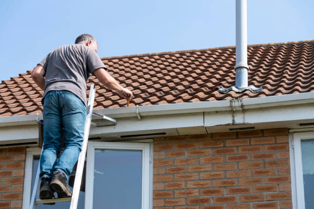 starszy mężczyzna czyszczący rynny - roof leak zdjęcia i obrazy z banku zdjęć