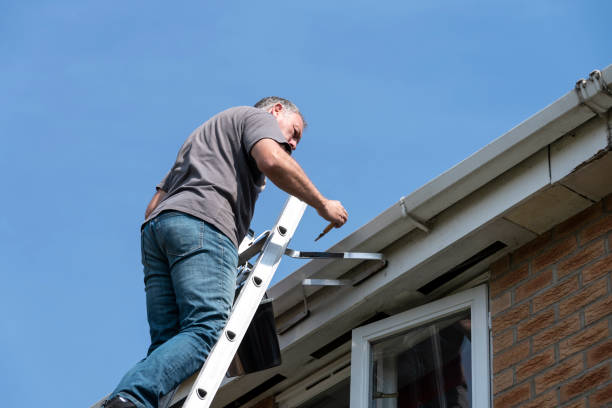 istock Senior man cleaning gutters 1289143865