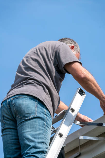 istock Senior man cleaning gutters 1289143878