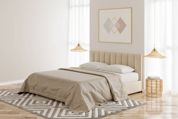 das innere eines beigefarbenen schlafzimmers mit einem horizontalen poster an der wand zwischen zwei fenstern, einem bett mit korbleuchtern über bambus-nachttischen und einem beigefarbenen teppich auf dem parkettboden. - bedroom mattress contemporary white stock-fotos und bilder