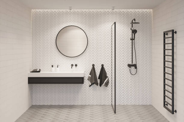 яркая ванная комната с круглым зеркалом над черно-белым мочалки, с двумя махровыми полотенцами, стеклянной перегородкой, душем, черным подо - bathroom black faucet стоковые фото и изображения