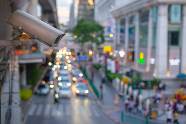 cierre la cámara de seguridad cctv con desenfoque de atasco de tráfico en el fondo, vigilancia de la cámara de seguridad de tráfico (cctv) en la gran ciudad. - personal land vehicle audio fotografías e imágenes de stock