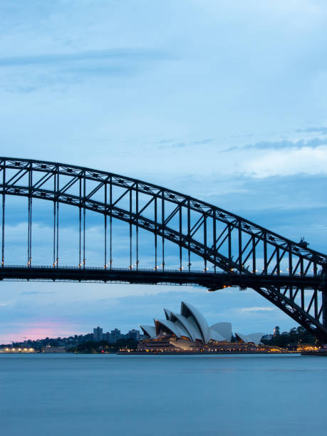 シドニー オペラハウス と ハーバー ブリッジ - sydney harbor bridge sydney opera house vertical australia ストックフォトと画像