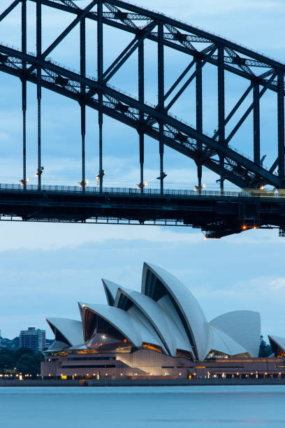 橋の下のシドニーオペラハウス - sydney harbor bridge sydney opera house vertical australia ストックフォトと画像
