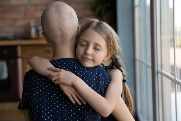 заботливая дочь обнимает больной матери, веря в хороший результат терапии - раковая опухоль стоковые фото и изображения