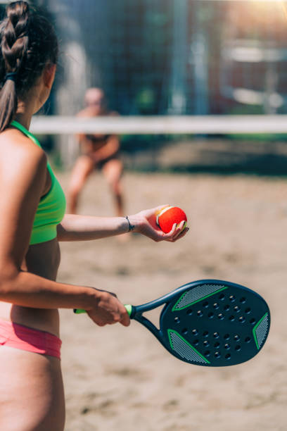 beach tennis service - tennis serving playing women imagens e fotografias de stock