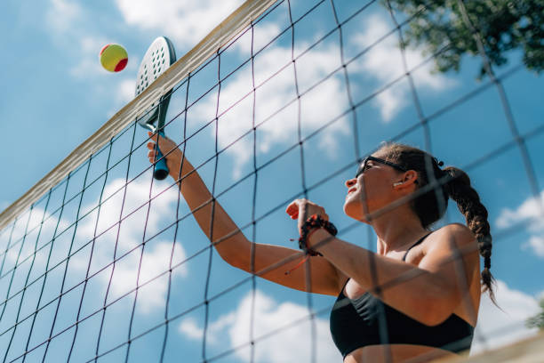 beach tennis player at the net - ténis desporto com raqueta imagens e fotografias de stock
