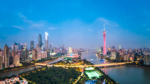 luftaufnahmen von guangzhou cbd architekturlandschaft bei nacht - guangzhou stock-fotos und bilder