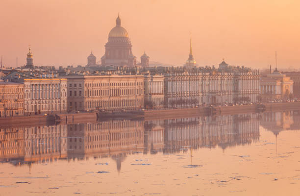 increíble puesta de sol de primavera en san petersburgo - winter palace fotografías e imágenes de stock