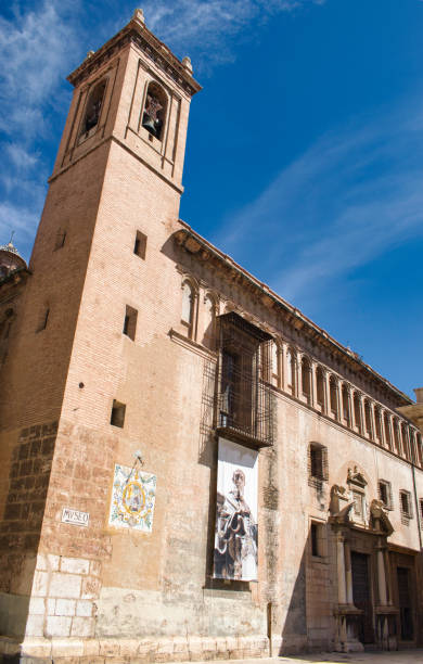 glockenturm und kuppel mit blauen schindeln des glockenturms und fassade der kirche des patriarchen in der stadt valencia, spanieniglesia del tempel in valencia, spanien - church bell tower temple catholicism stock-fotos und bilder