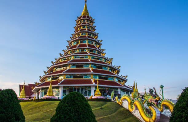 wat huay pla kang chiang rai nord de la thaïlande - great dagon pagoda photos et images de collection