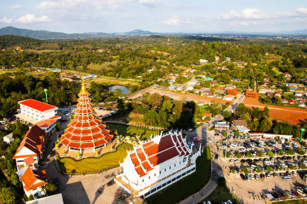 wat huay pla kang chiang rai nord de la thaïlande - great dagon pagoda photos et images de collection