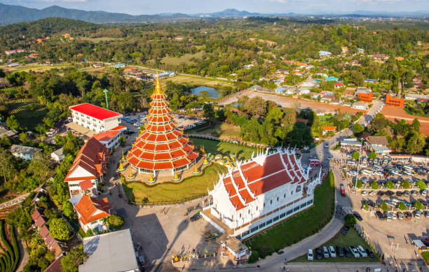 wat huay pla kang chiang rai nord de la thaïlande - great dagon pagoda photos et images de collection