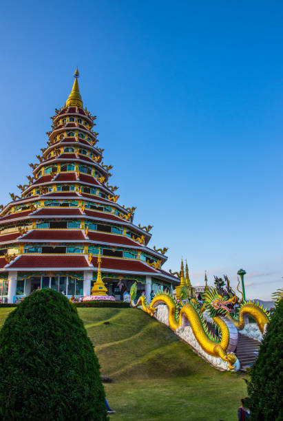 wat huay pla kang chiang rai nord de la thaïlande - great dagon pagoda photos et images de collection