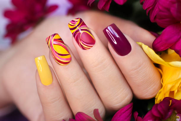 manicura multicolor de moda. - fingernail acrylic women beauty fotografías e imágenes de stock
