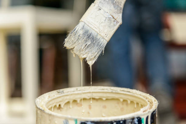 istock Old brush with oil paint drip 1289201834