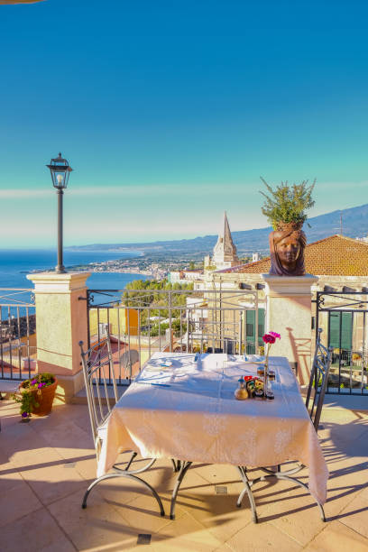 mesa de café da manhã taormina sicília itália com vista para o telhado sobre taormina - sicily taormina mt etna italy - fotografias e filmes do acervo